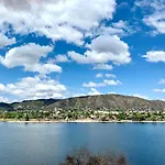 Casas con vista y bajada al lago