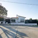 Casa en Villa Carlos Paz con Pileta Exclusiva , Quincho con Asador y Jardín a Pasos del Centro