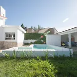 Casa en Villa Carlos Paz con Pileta Exclusiva , Quincho con Asador y Jardín a Pasos del Centro