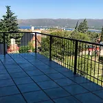 Hermosa casa con vista al lago