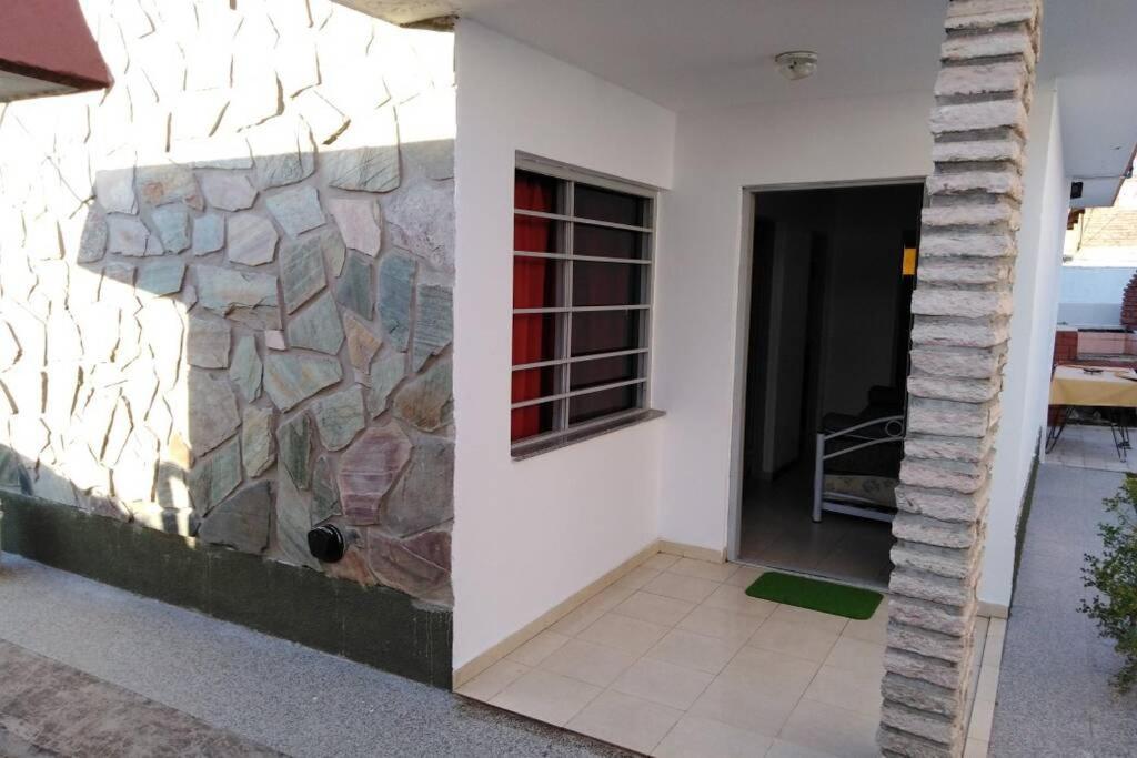 Cómodo Departamento Sobre Principal Avenida Apartamento