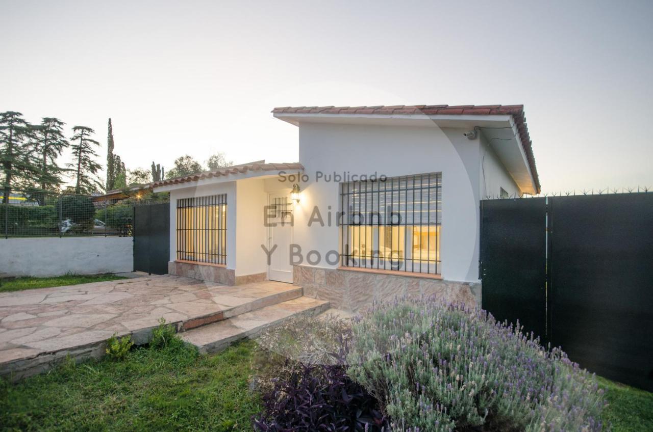 Сasa de vacaciones Casa En Carlos Paz Con Pileta Exclusiva , Quincho Con Asador Y Jardín A Pasos Del Centro *