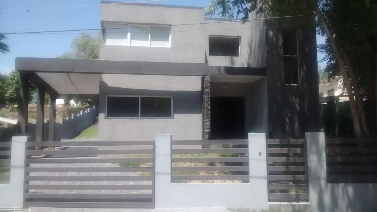 Espectacular Casa 3516 Estilo Minimalista 157 Carlos Paz 157 Сasa de vacaciones *