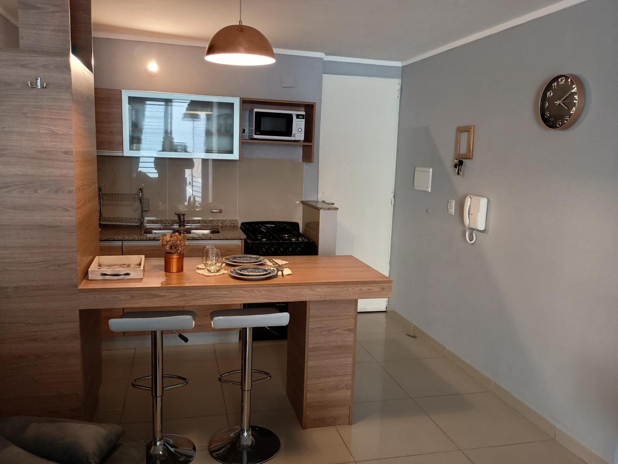 Depto Centrico Excelente Ubicacion, Con Cochera, Pileta Y Patio Apartamento *