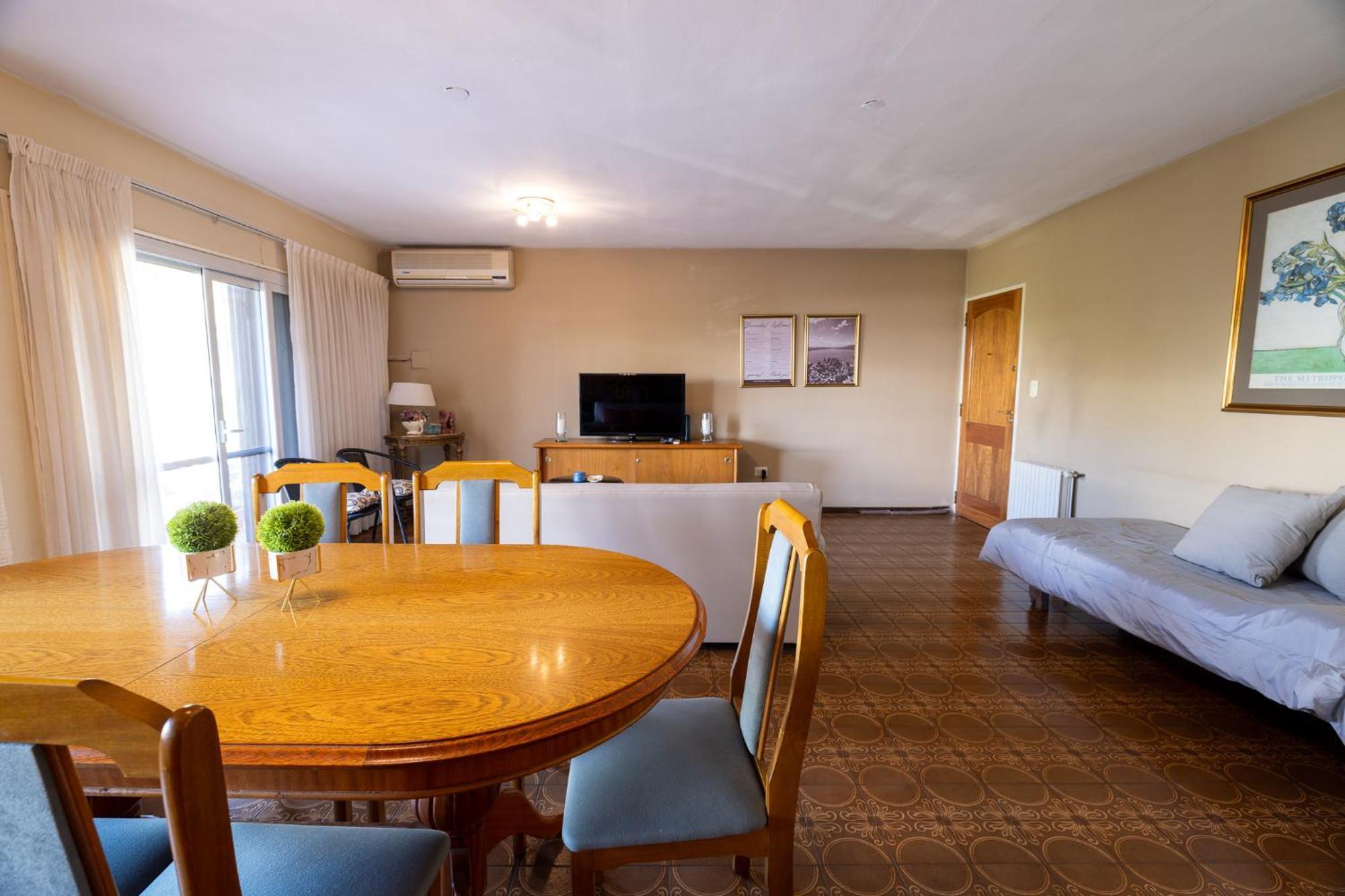 Spacious In A Great Location Near Downtown Carlos Paz * Villa Carlos Paz